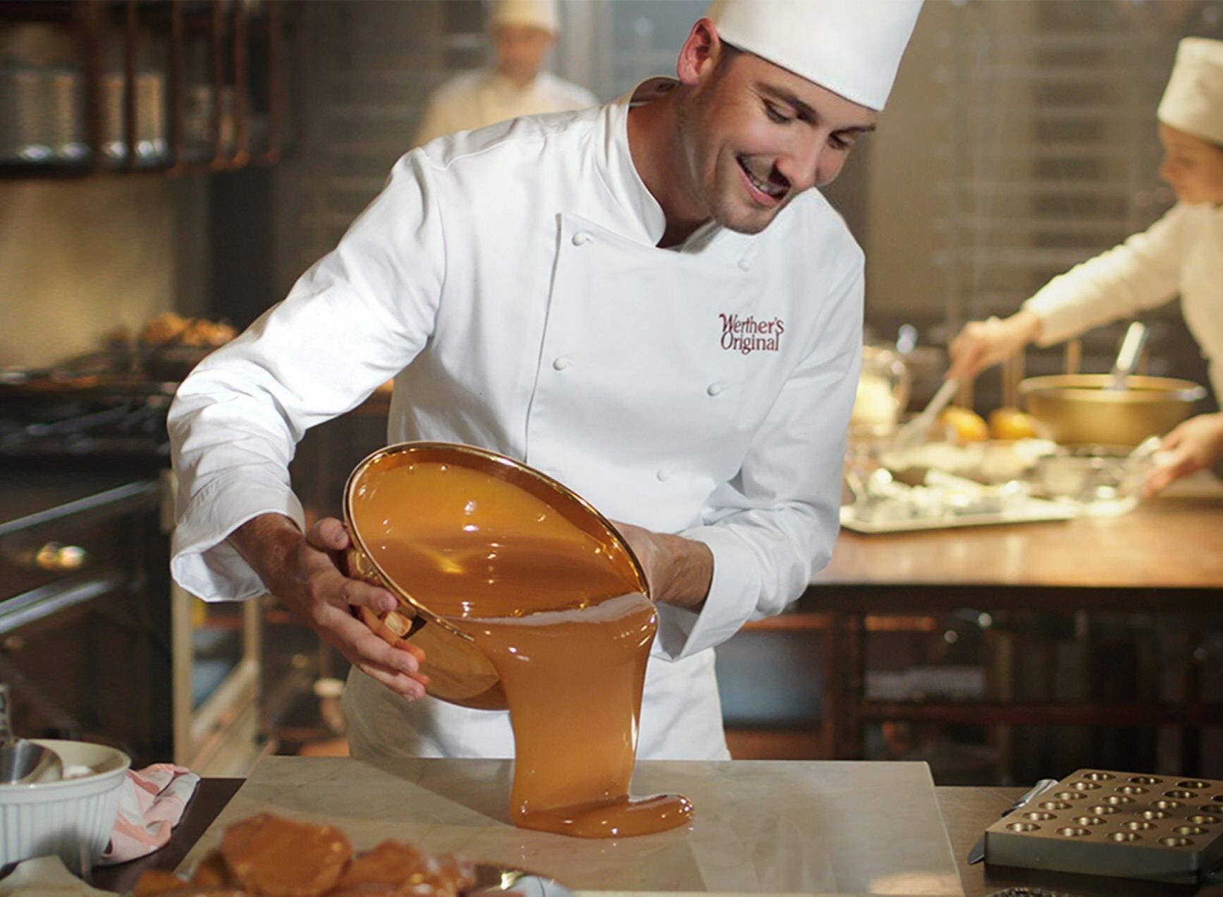 Wiele się zmieniło od czasu gdy powstały nasze pierwsze śmietankowe cukierki Werther's Original, ale jedno pozostało niezmienne - wszystkie nasze słodycze zawierają najlepsze składniki i tworzy się je z taką samą miłością i starannością jak kiedyś robił to Gustav Nebel. To jedyny sposób, aby tworzyć znajomy, karmelowy smak Werther's Original, który pozwala doświadczać wyjątkowych chwil pełnych ciepła i przyjemności.